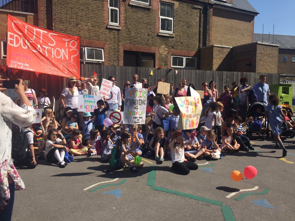 FoAmbler's tweet photo. .@AmblerSchool families march to #Clissold park to join other #islington &amp; #hackney schools #schoolsjustwannahavefunds https://t.co/q76tmfRONB