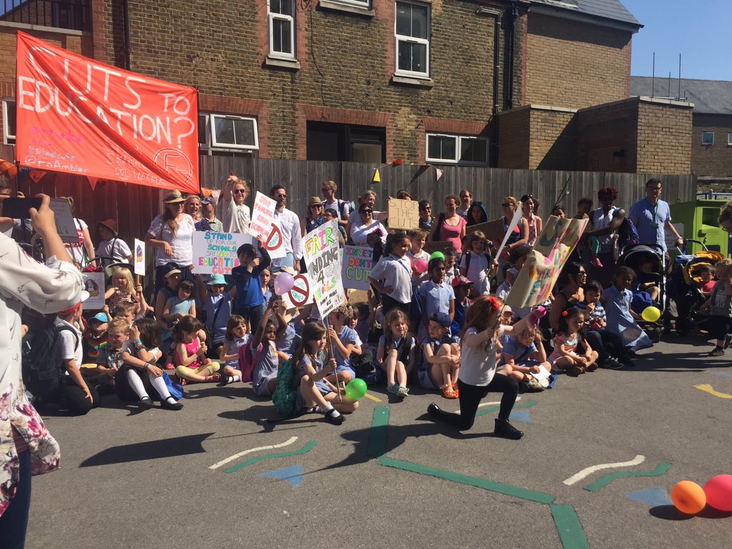 FoAmbler's tweet photo. .@AmblerSchool families march to #Clissold park to join other #islington &amp; #hackney schools #schoolsjustwannahavefunds https://t.co/q76tmfRONB