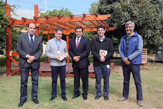 ntchile's tweet photo. Funcionarios de la @subtel_chile recibieron el libro #EnBuscadeEsperanza en visita a #NuevoTiempoChile. ¡Seguimos con #ImpactoEsperanza! https://t.co/bcxqLfHUHU