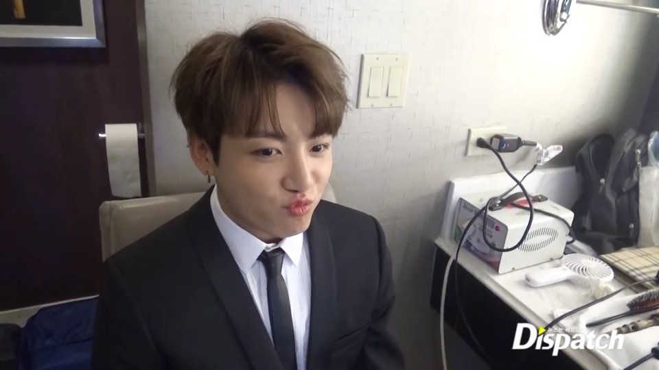 fara7army's tweet photo. #BTSforVMAs 
#Kisseu https://t.co/rOkMlqITC1