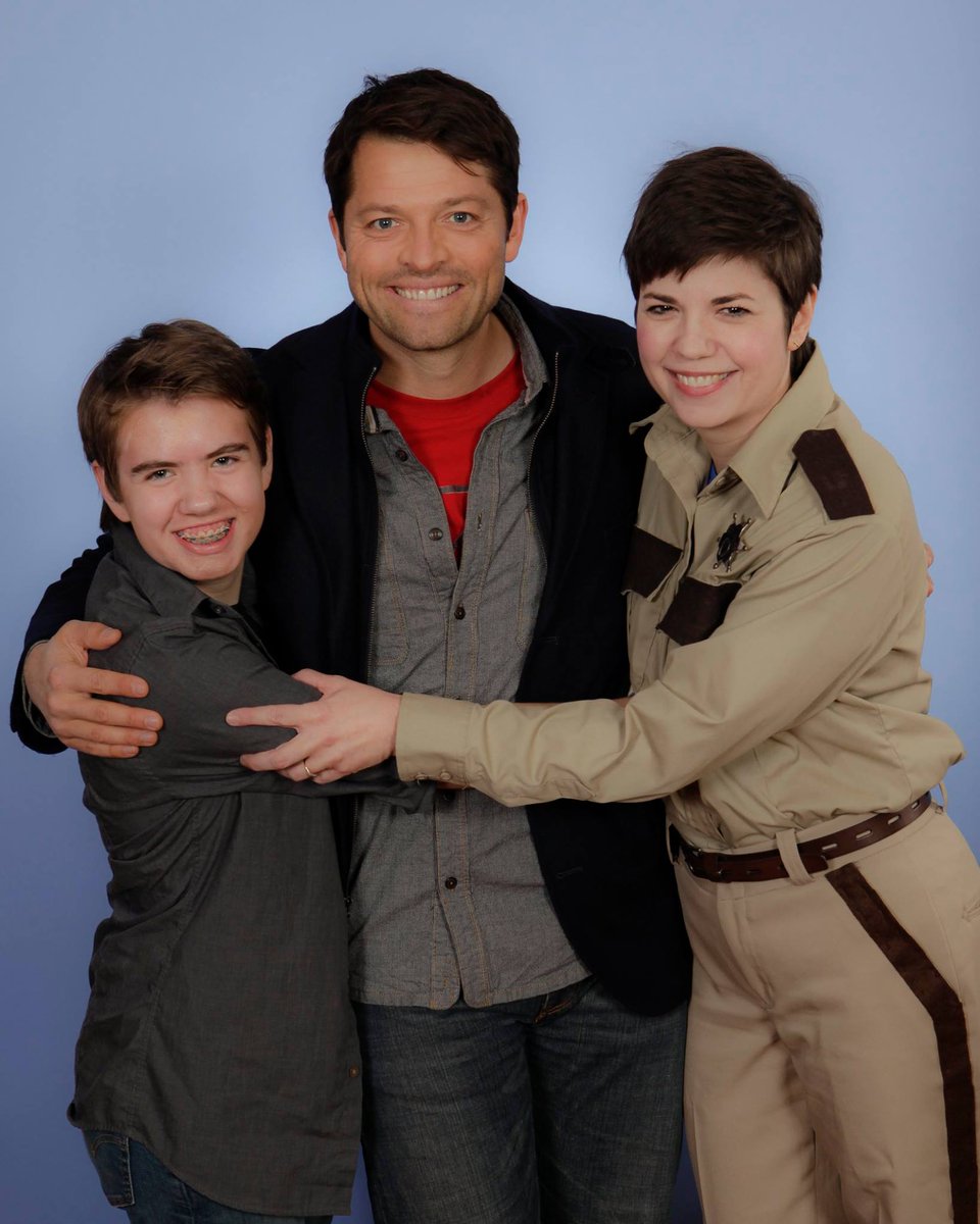 AKNerdFighting's tweet photo. Fair is fair - here's me & the oldest w/Misha. I'm the one dressed like #JodyMills #AwkwardPhotoOp #ExhibitA https://t.co/LSydWdlYTw