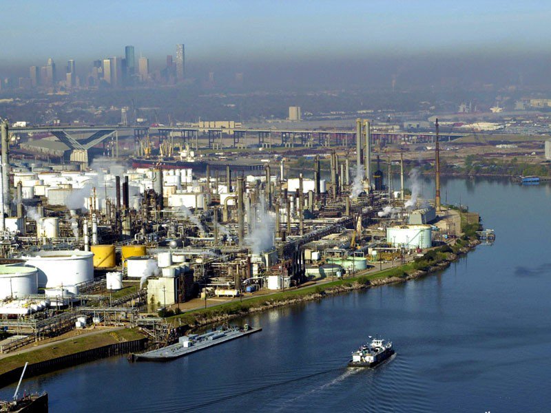 Earthjustice's tweet photo. A Texas community took ExxonMobil to court &amp; won big! ExxonMobil to pay millions for polluting their air for years. https://t.co/Je70KwizbM https://t.co/pIP7gAUBQo