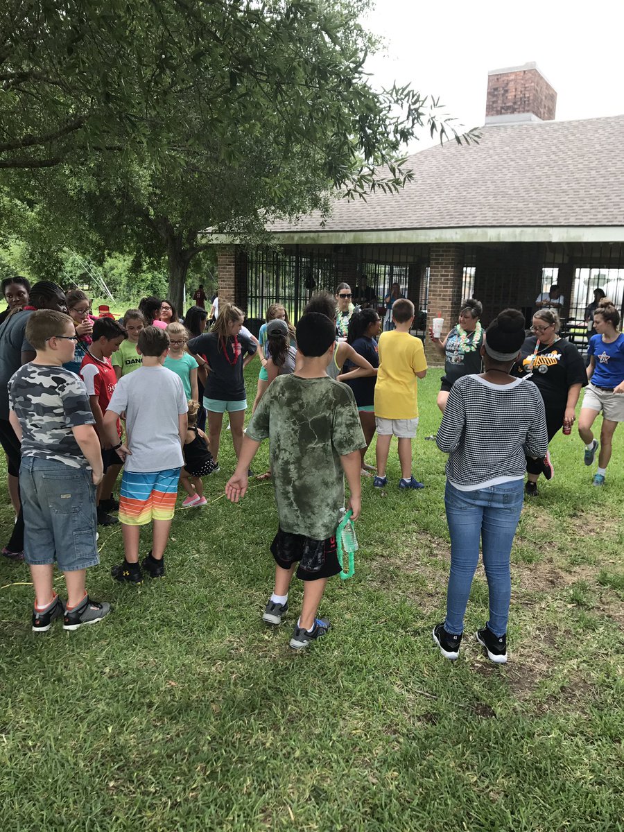 HumbleISD_TE's tweet photo. 5th grade picnic celebrating awesome students and wonderful families! #timberspride https://t.co/44xdmdn5yA