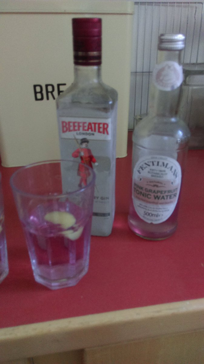 Enjoying a <a href="/BeefeaterGin/">Beefeater Gin</a> with @FentimansLtd pink grapefruit tonic and frozen slice of grapefruit. It makes me smile. I call it a Grin