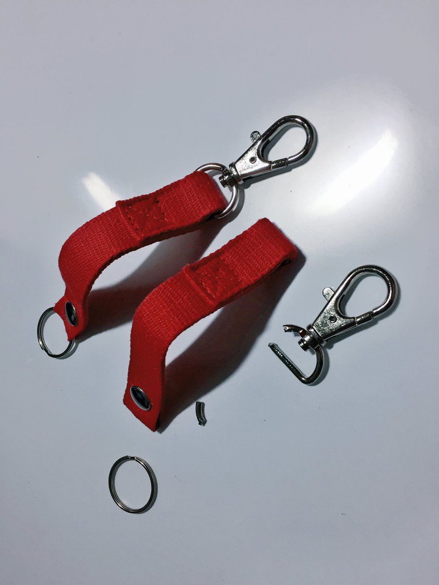 小金あれば憂いなし No Twitter 勝手にオススメ イヤホン収納便利グッズ コードバンド 100均でよく見かけるベルト通し型キーホルダー これの金具部分を破壊 除去 タイトな仕切り間でも筐体を見やすくセットできますし 机などにとりあえず並べるのにも コードが