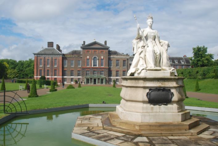 MySabaUK's tweet photo. Kensington Palace is stunning in every season. Visit @HRP_palaces and park at Kensington High Street #CCZone https://t.co/fg4Xi24z7O https://t.co/Z0EpADMsop