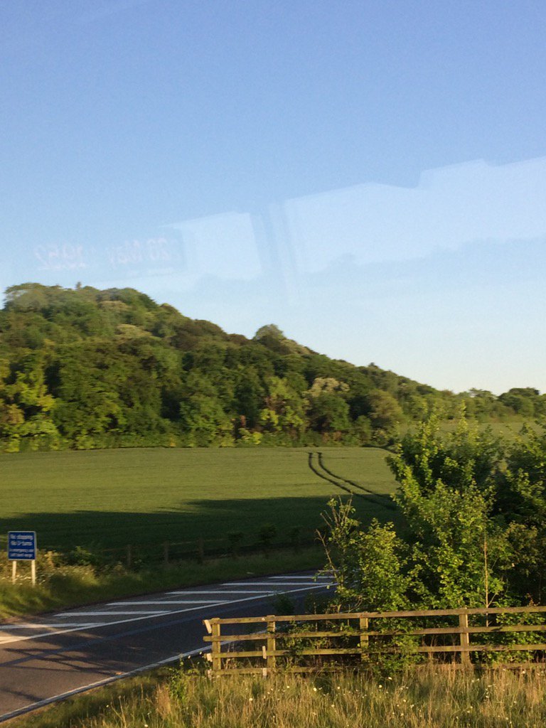 zoekayh's tweet photo. Commuting home at 8pm isn't so bad with views like this... #phdlyf #commuterlyf https://t.co/wS2B6coCio