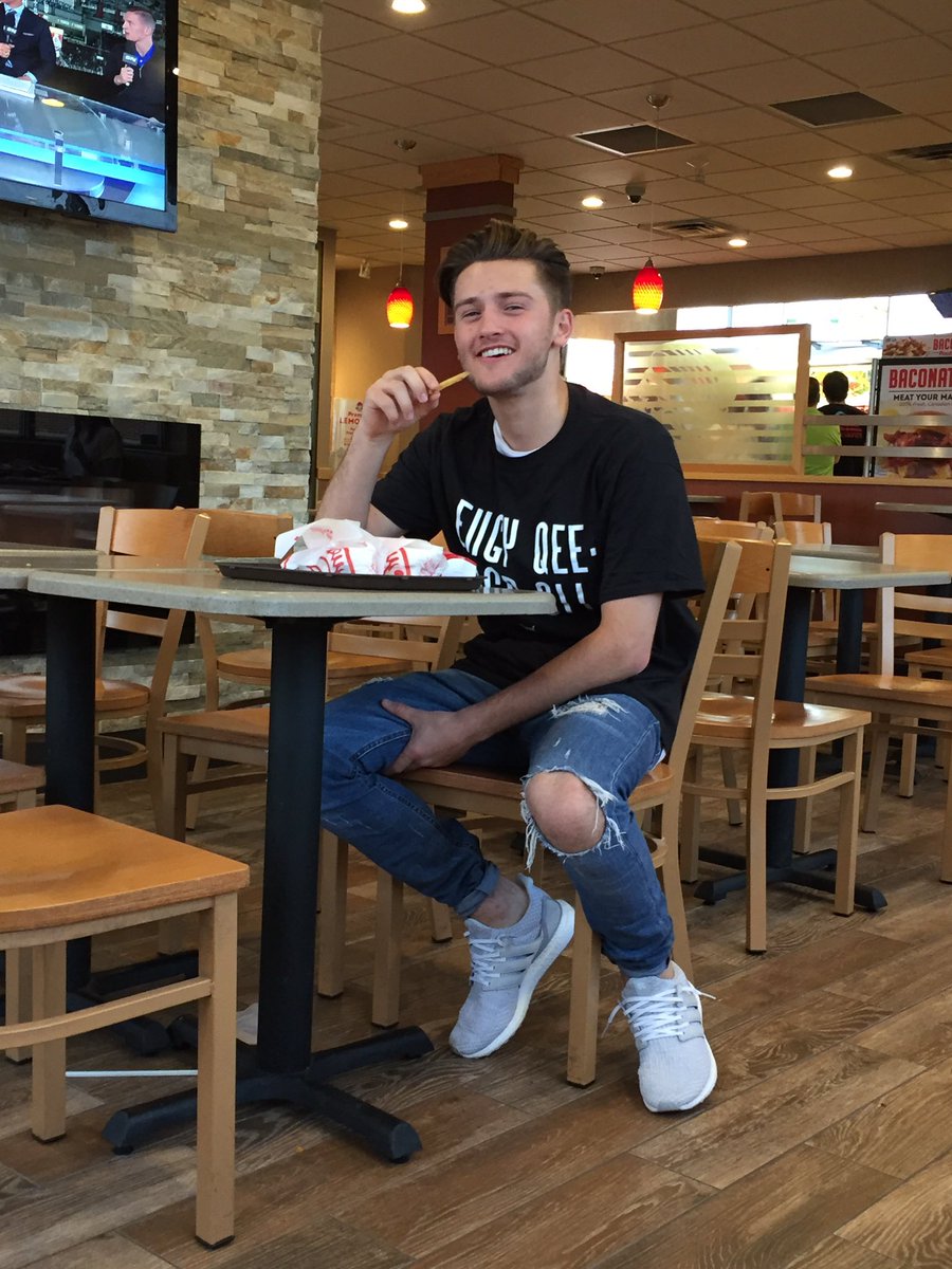 millselle's tweet image. saw a hot guy today