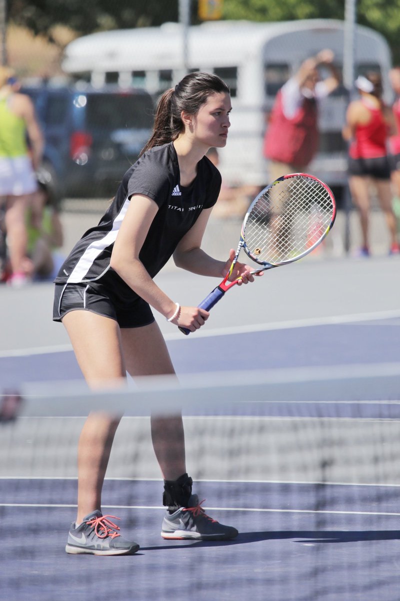 Elysha and Nicole take the first round 6-3, 6-0!