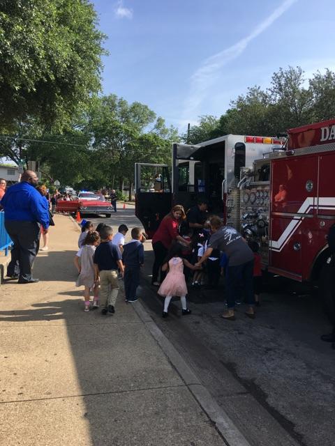 DallasFireRes_q's tweet photo. @DallasFireRes_q #Sta15 #ShowAndTell at Reagan Elementary School Career Fair. #DISD @scottgriggsdal #Dist1 https://t.co/32bRFaV1Bf
