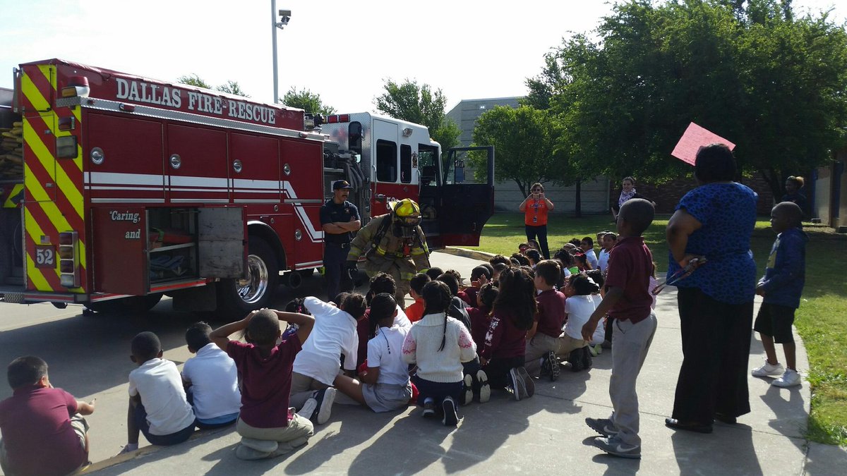 DallasFireRes_q's tweet photo. @DallasFireRes_q #Sta15 #ShowAndTell at Reagan Elementary School Career Fair. #DISD @scottgriggsdal #Dist1 https://t.co/32bRFaV1Bf