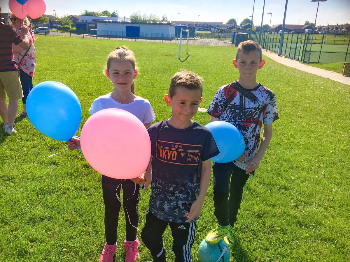 AngelaTuplin's tweet photo. Kids setting off some pink and blue balloons in memory of the lovely couple who lost their lives in Manchester https://t.co/W88bRMdXwe