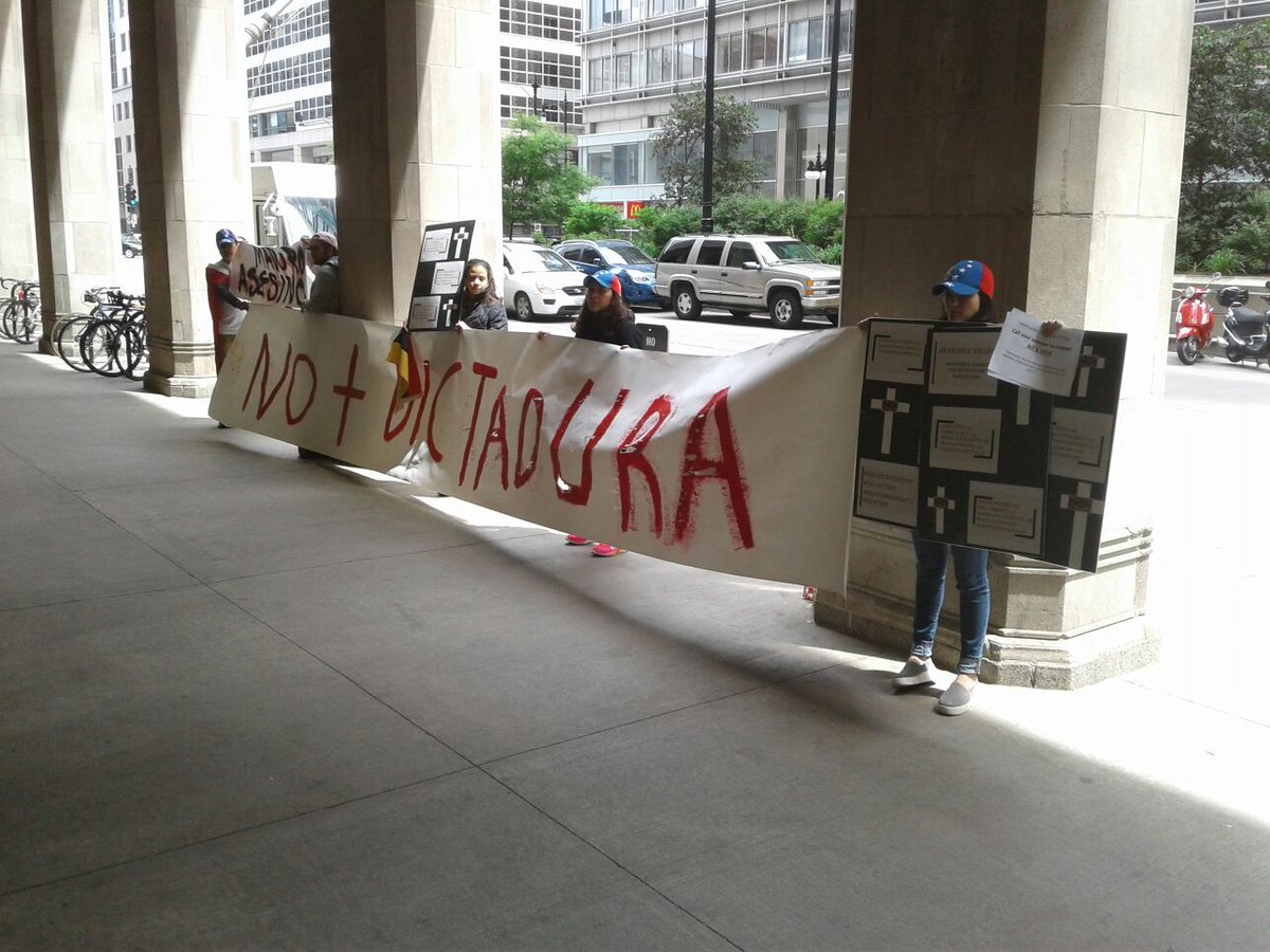NTN24ve's tweet photo. Venezolanos protestaron en el Consulado de Chicago en rechazo a la Constituyente y exigen respeto a la Constitución https://t.co/Q6rpH8QfUT https://t.co/IIoVtMGDq7