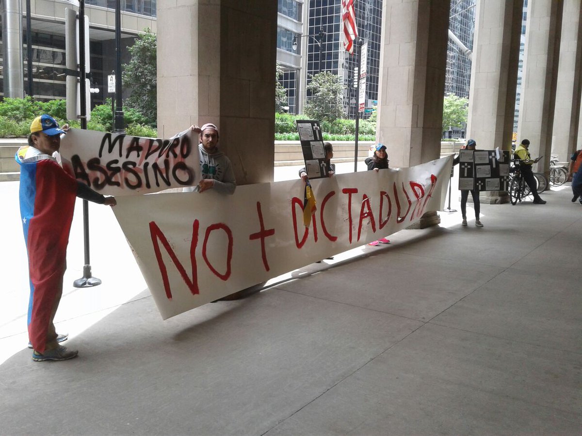 NTN24ve's tweet photo. Venezolanos protestaron en el Consulado de Chicago en rechazo a la Constituyente y exigen respeto a la Constitución https://t.co/Q6rpH8QfUT https://t.co/IIoVtMGDq7