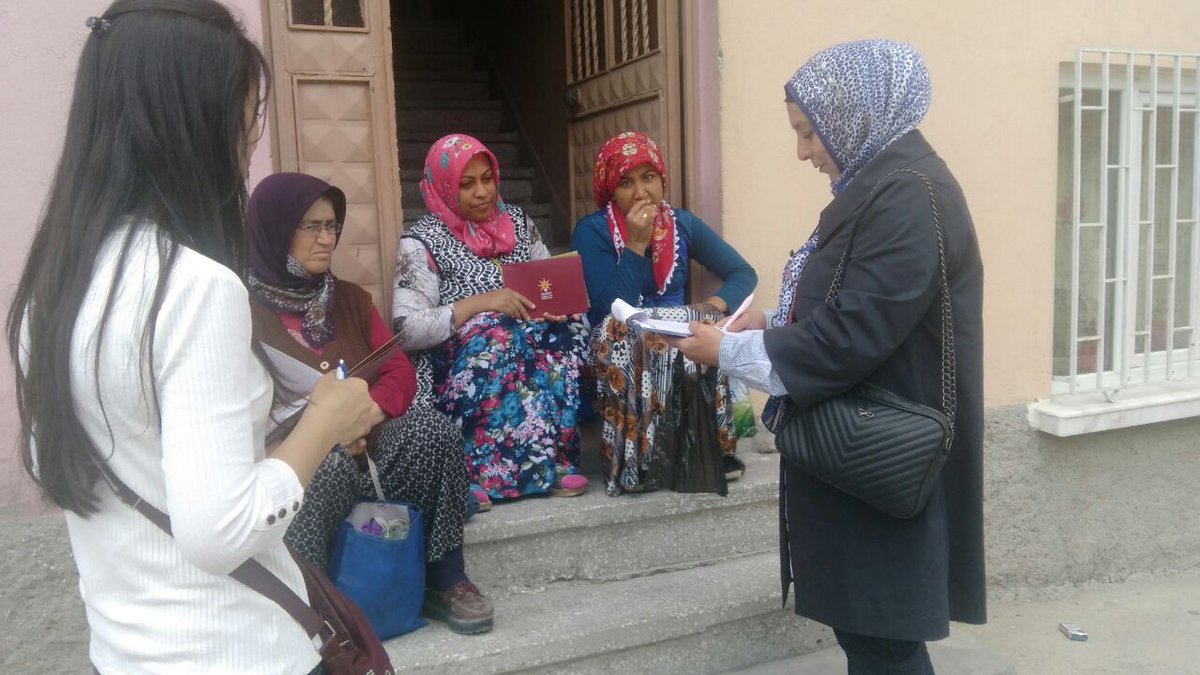 Emek mahallesindeyiz."Çat Kapı" ziyaretlerimiz devam ediyor. #BereketiPaylaşalım #İylikteBuluşalım <a href="/Ak_Eskisehir/">AK Parti Eskişehir 🇹🇷</a> @Emekheryerde