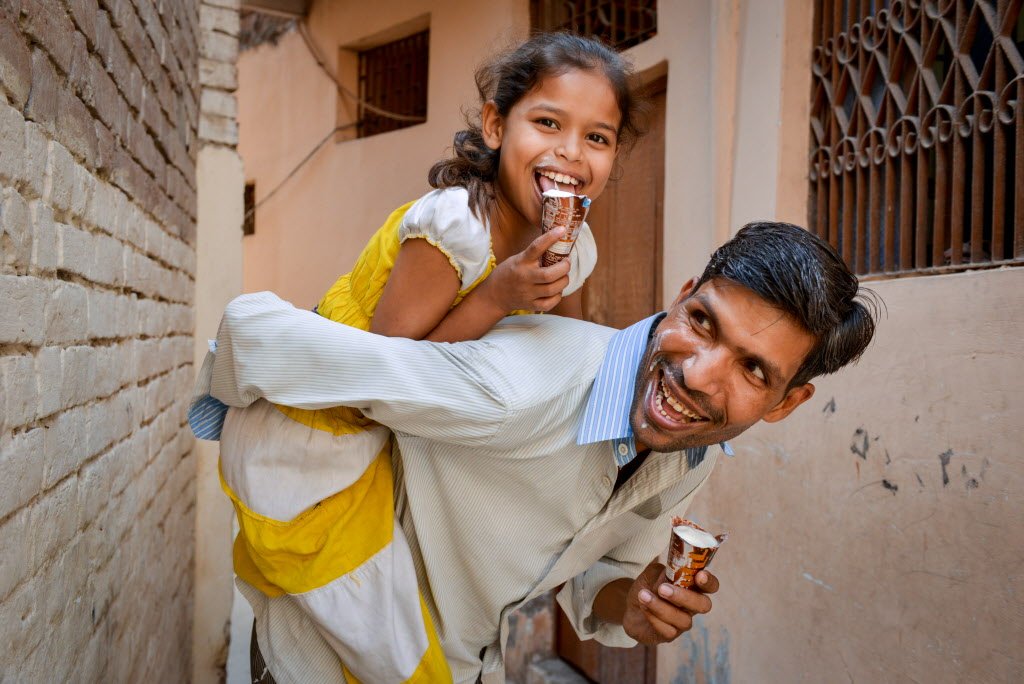 WorldVisionUSA's tweet photo. Mangay is part of a "Men's Care Group" in #India, which helps men understand their spouses &amp; children, especially their daughters. https://t.co/gelHmaof5N