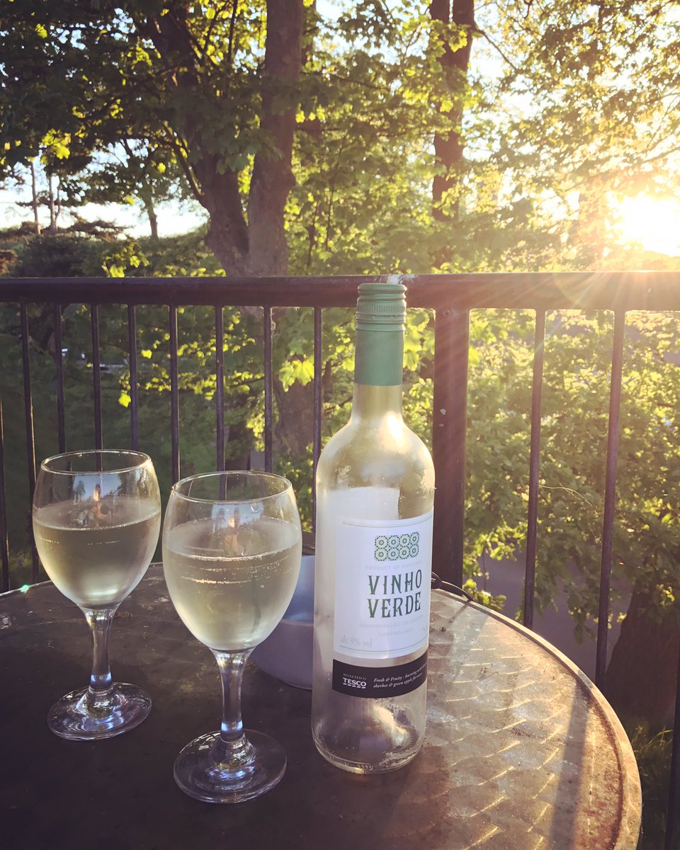 White wine and sunshine 👌🏻😍