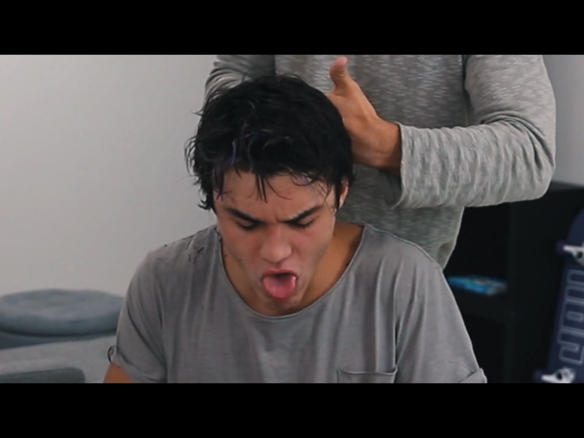MOVEDACCS8's tweet photo. So that just happened...

GRAYSON CUT ETHANS HAIR OMG 😱

https://t.co/4Ez2gAyOkh

#DolanTwinsNewVideo 

@GraysonDolan @EthanDolan https://t.co/fUIpd7UNaJ