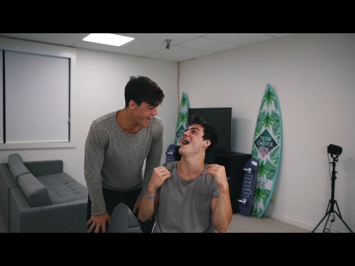 MOVEDACCS8's tweet photo. So that just happened...

GRAYSON CUT ETHANS HAIR OMG 😱

https://t.co/4Ez2gAyOkh

#DolanTwinsNewVideo 

@GraysonDolan @EthanDolan https://t.co/fUIpd7UNaJ