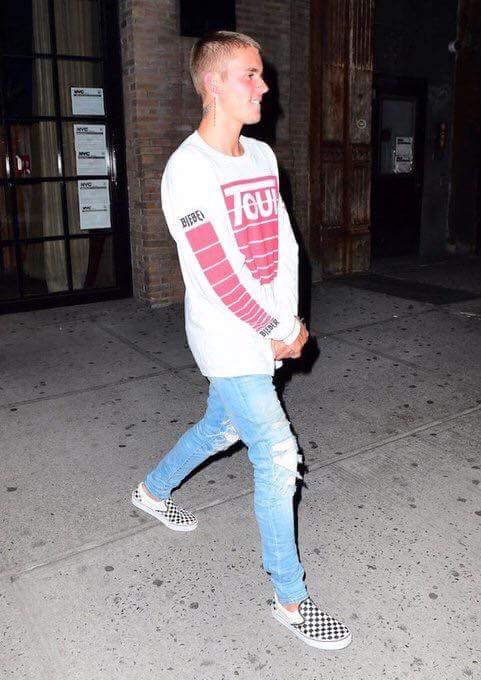 FlorDeBelieber's tweet photo. Me encanta cuando Justin usa su propia merch, es un gordo fan de si mismo 
#Justin4MMVA https://t.co/pK5RdyIO5g