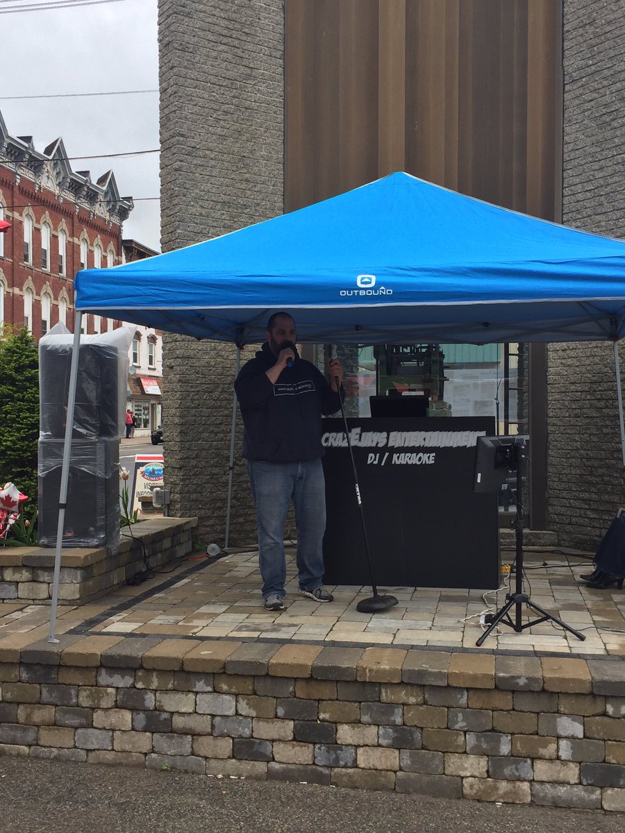 The_RowRules's tweet photo. Look whose singing at The Clock Tower in Prescott!
#President #Saunts https://t.co/Rm2d0SW2EH