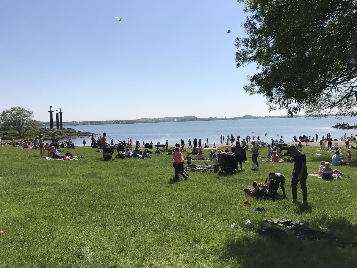 bojanskuddfinte's tweet photo. Når det er Nice weather 21 ☀️ people ikke jobbe.. hope its rain i mora🌨🌫, i need milk and bread from store😂 https://t.co/PemAdyaGWU