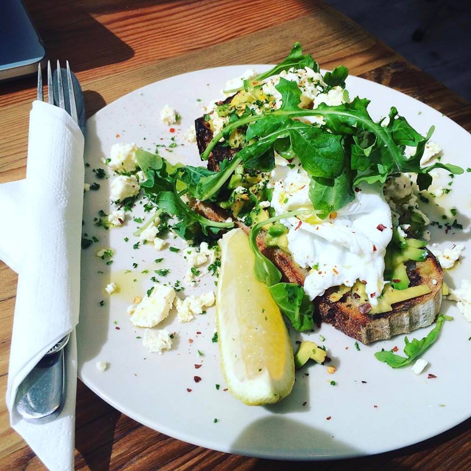 FoodBlogCT's tweet photo. #avocrush with #bacon & #coffee - at The Larder Cafe. https://t.co/jrUbSmVUWp https://t.co/4dFIdhLaVC