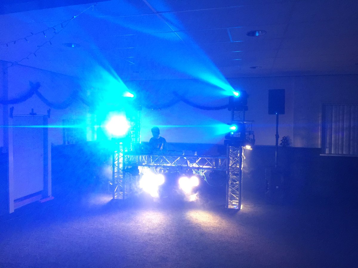 DJ booth met lampjes op een kinderfeestje neergezet. Want een DJ laat je toch niet in het donker staan? No lights No Show.
