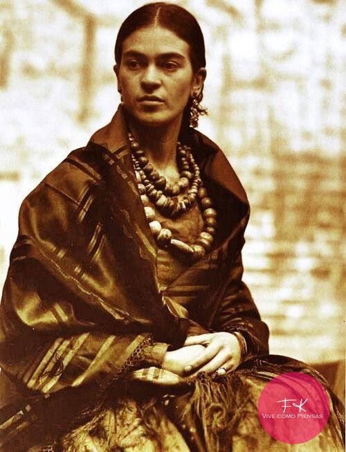 FridaKahlo's tweet photo. "Ningún dolor por el daño. Todo daño es bendito. Del año más maligno, nace el día más bonito”. #FridaKahlo #Viernes https://t.co/Ax4BeKedW9