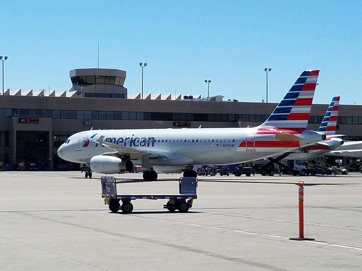 fromtheleftseat's tweet photo. My @AmericanAir @AirbusInTheUS #a320 #AmericanView picture by @jknapfel Thanks! Arrival @PHXSkyHarbor from #SanJose #AApilot #AAcrew https://t.co/HxVut3qxpz