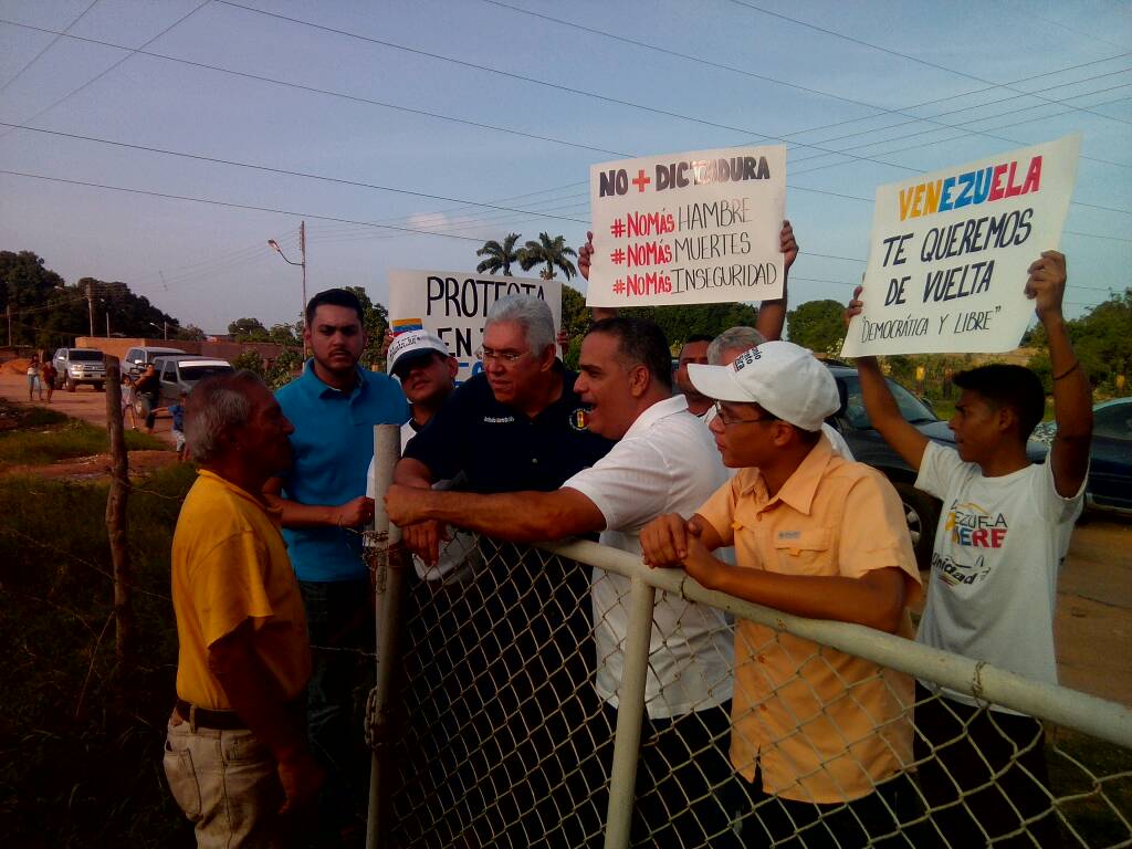 ernestoraydan's tweet photo. La clave es poder articular protesta politica con protesta social, por eso hoy fuimos a los sectores, #25DeMayo #ElChaparral #Inavi #ElTigre https://t.co/X7pn36K8yf