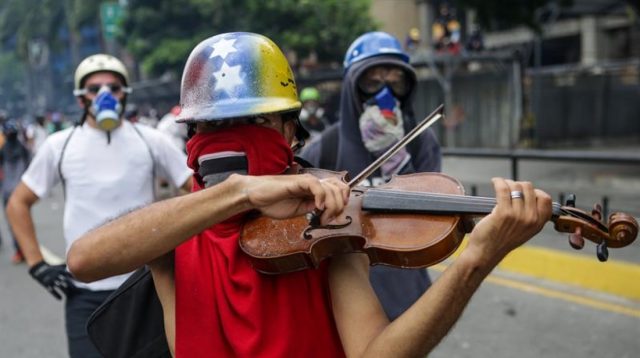 Mayde_G's tweet photo. Sí,  a ellos los llaman terroristas. Pero es muy lógico, por el terror que le producen al régimen al demostrar, con talento, su inteligencia https://t.co/zZeYI9y0VG