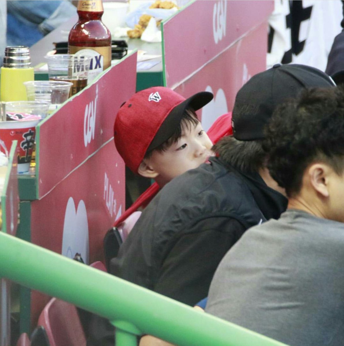 20120316_TH's tweet photo. [Fantaken] #songtriplets at munhak baseball stadium ซงโดคิวท์บอยไปดูเบสบอล (1)

Credit : _chul.woo_ https://t.co/tXm3dSZMZd