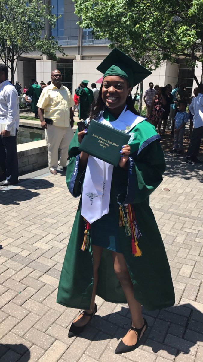 Kristinxo_13's tweet photo. It took awhile to get here but I finally made it 🎉👩🏾‍🎓🙌🏾 #GradCentral2K17 https://t.co/XRGQJ2lKz0