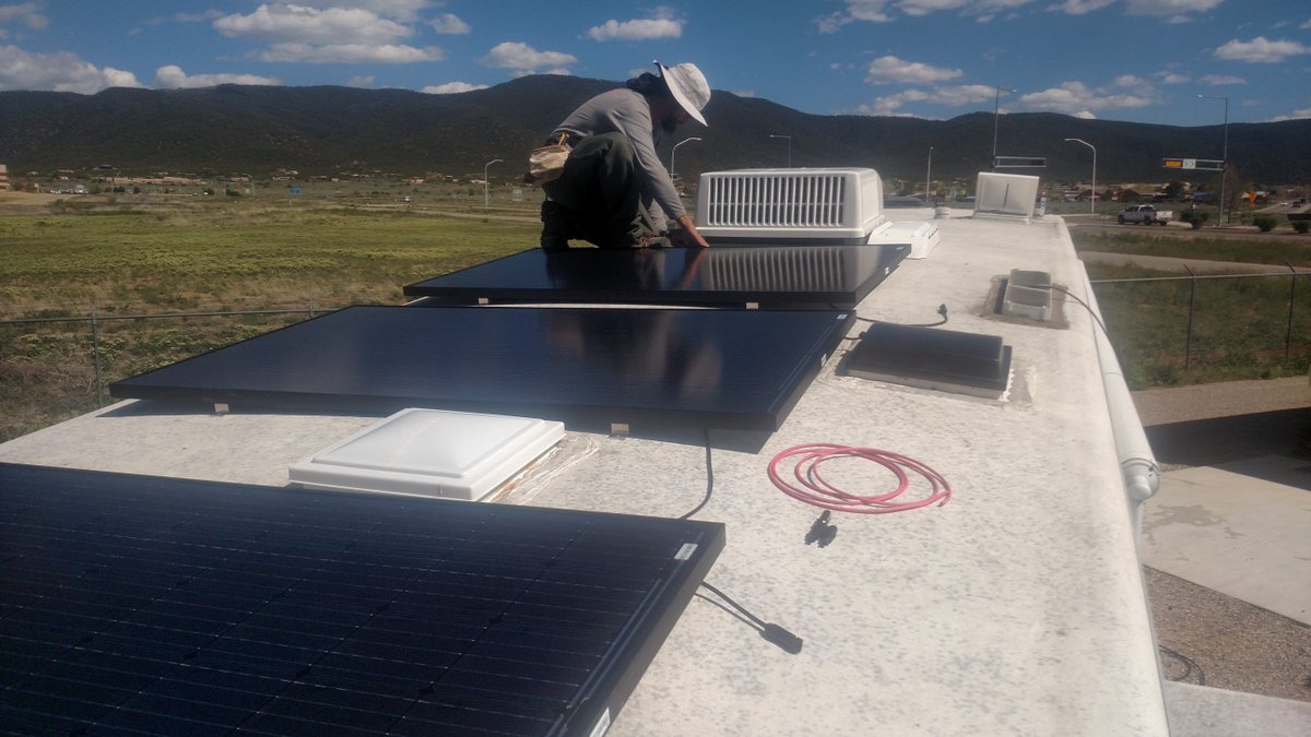 PPCSolar's tweet photo. Living a #sustainable #life in this #RV complete with #solarpower ☀️️ https://t.co/arGl2xYRh3