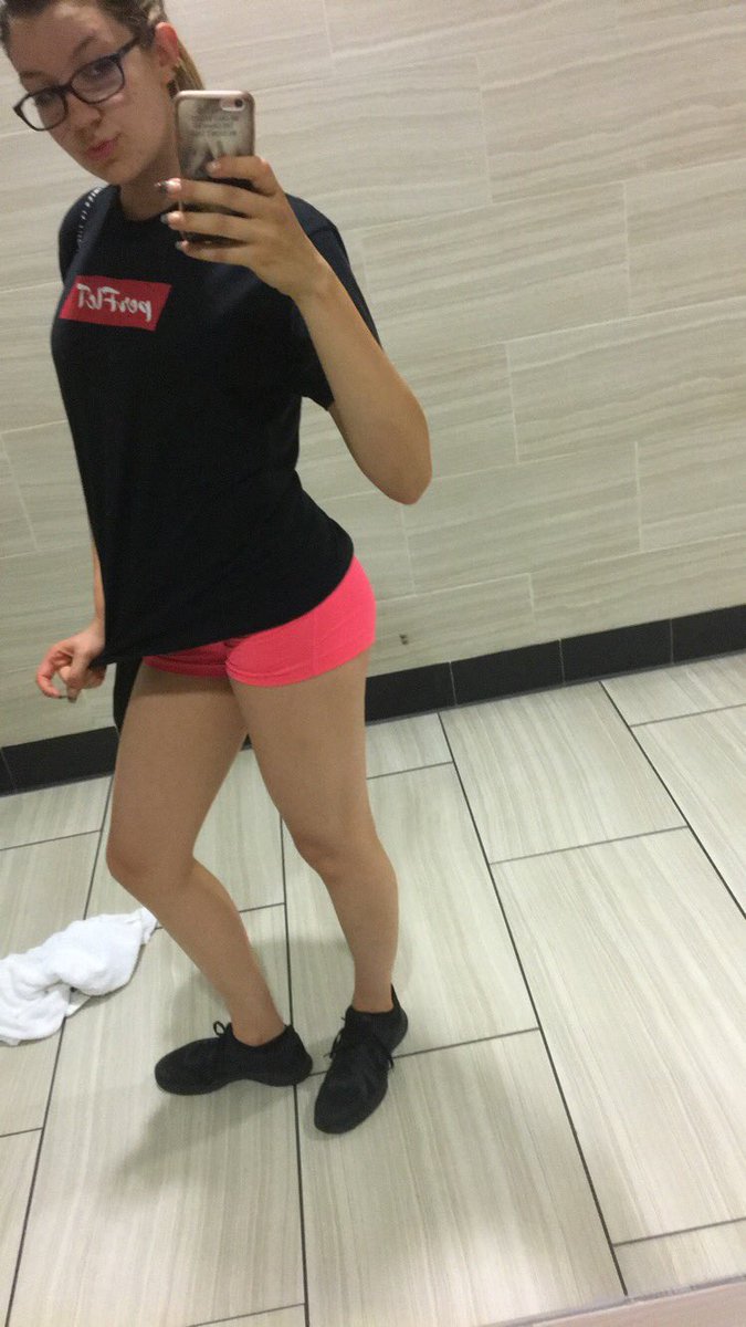 Kristyardizzion's tweet image. #perfict day to hit legs 😛