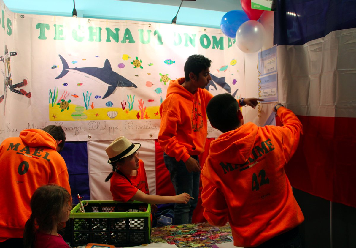 Technautonomes's tweet photo. Here we are! Come and give a message for us ;-) 🦈🇫🇷 #Navitas @FLLOEC2017  #FLLOEC2017 https://t.co/OQ3RgrTGBz