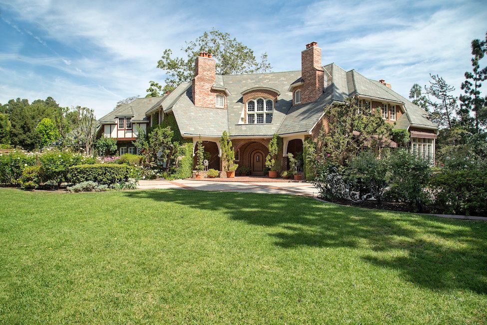 2 OAKMONT DRIVE | Los Angeles
"Crown Jewel of Brentwood Park"
Offered: $32,500,000
<a href="/HiltonHyland/">Hilton & Hyland</a>