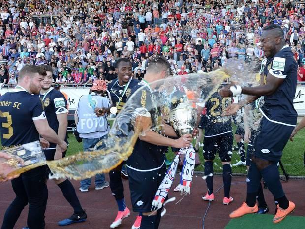 gabonn's tweet photo. Der @bonner_sc steht im #DFBPokal. Wir haben alle Infos, Bilder und ein Video am Tag nach dem #FVMPokalsieg. #FORBSC https://t.co/rNZgvHYCqZ https://t.co/2XZd8joBuA