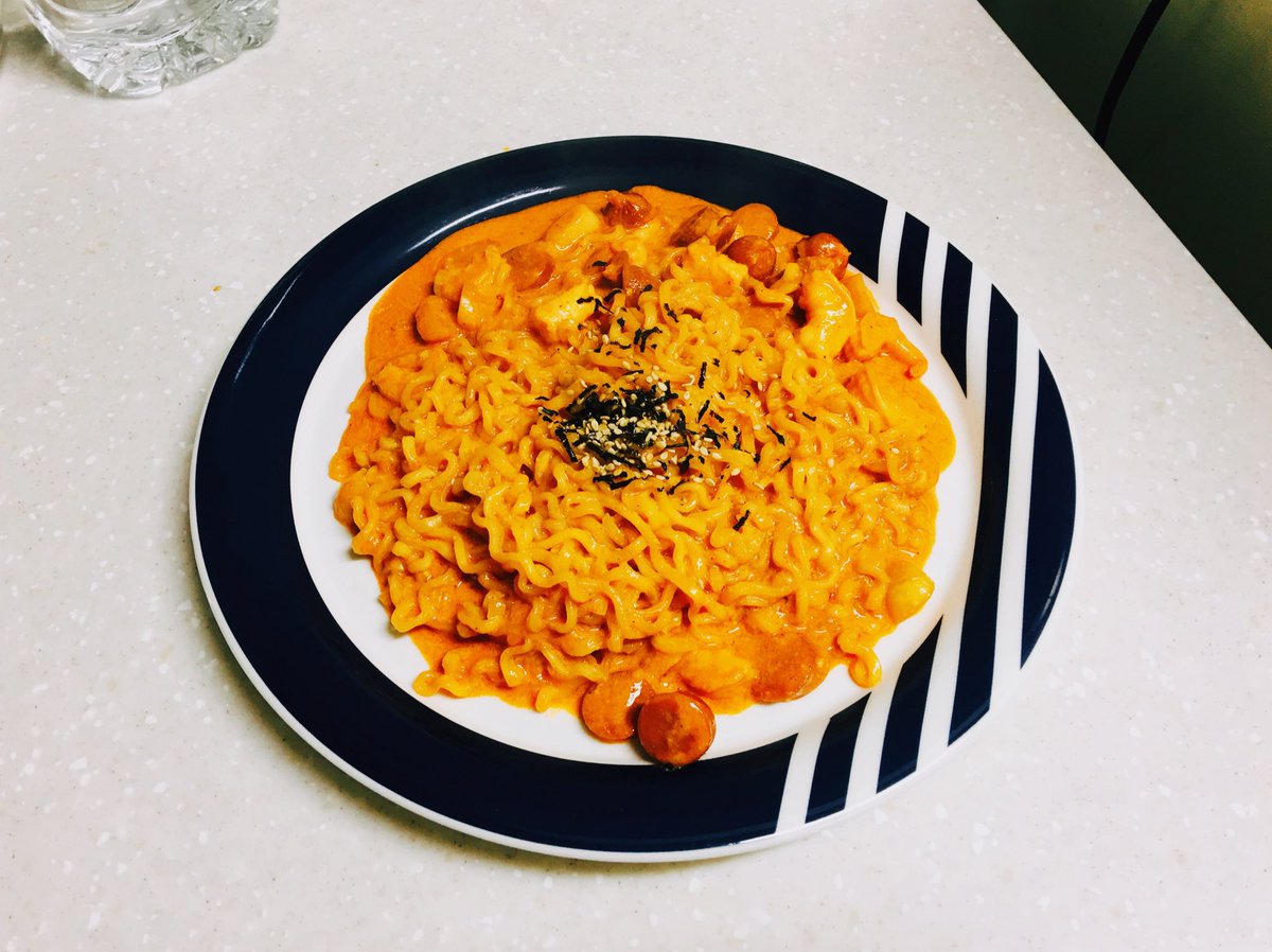 list_yang's tweet image. 불닭까르보나라
재료 : 마늘 3알(편으로썰기),비엔나소세지,새우,양파
소스 : 우유 반컵,슬라이스 치즈한장,계란노른자
 
마늘빼고 재료 자유롭게해도 됩니다.
재료 손질해두고 우유,노른자 먼저 섞어두기. 재료손질때 면 끓일 물을 올리기. 답글로 계속