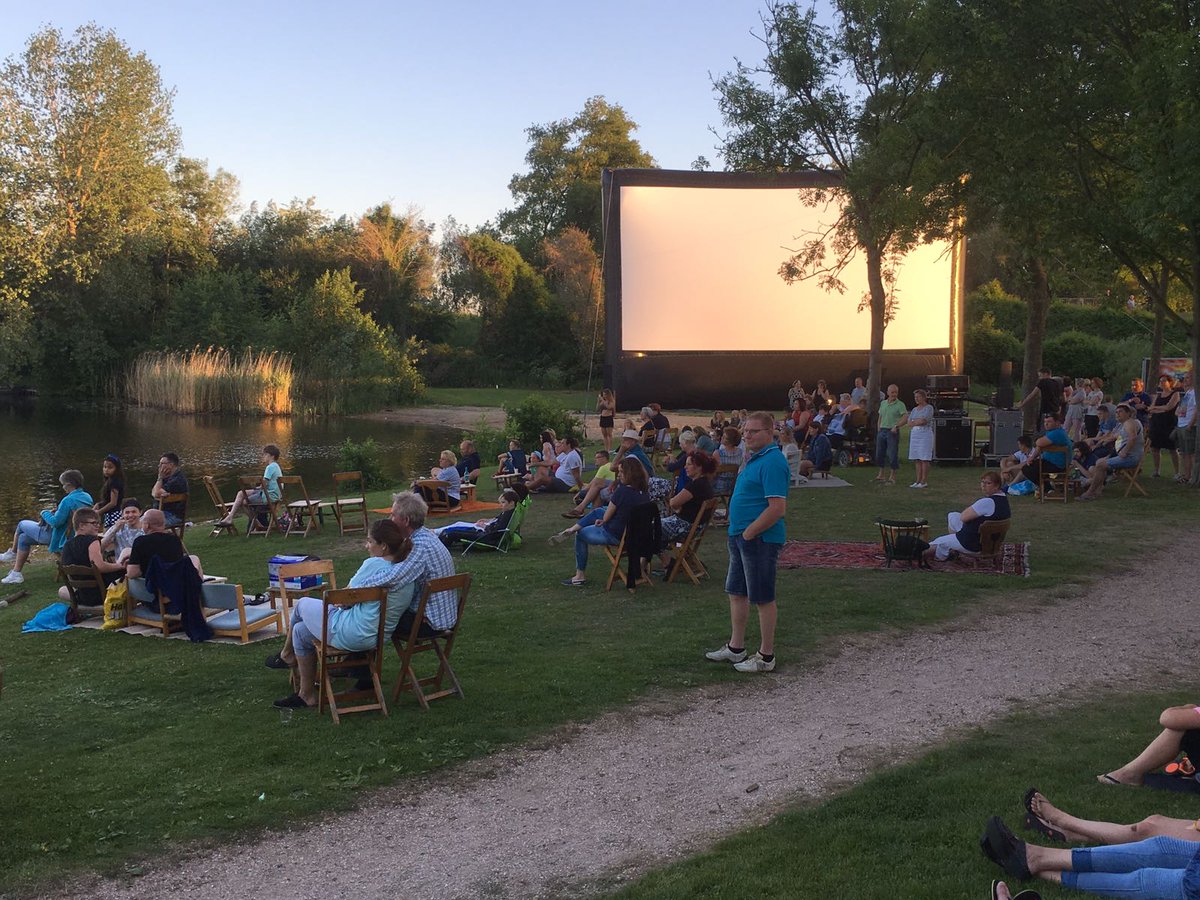Wat een gezelligheid vanavond bij de Breuly met de opening en buitenfilm