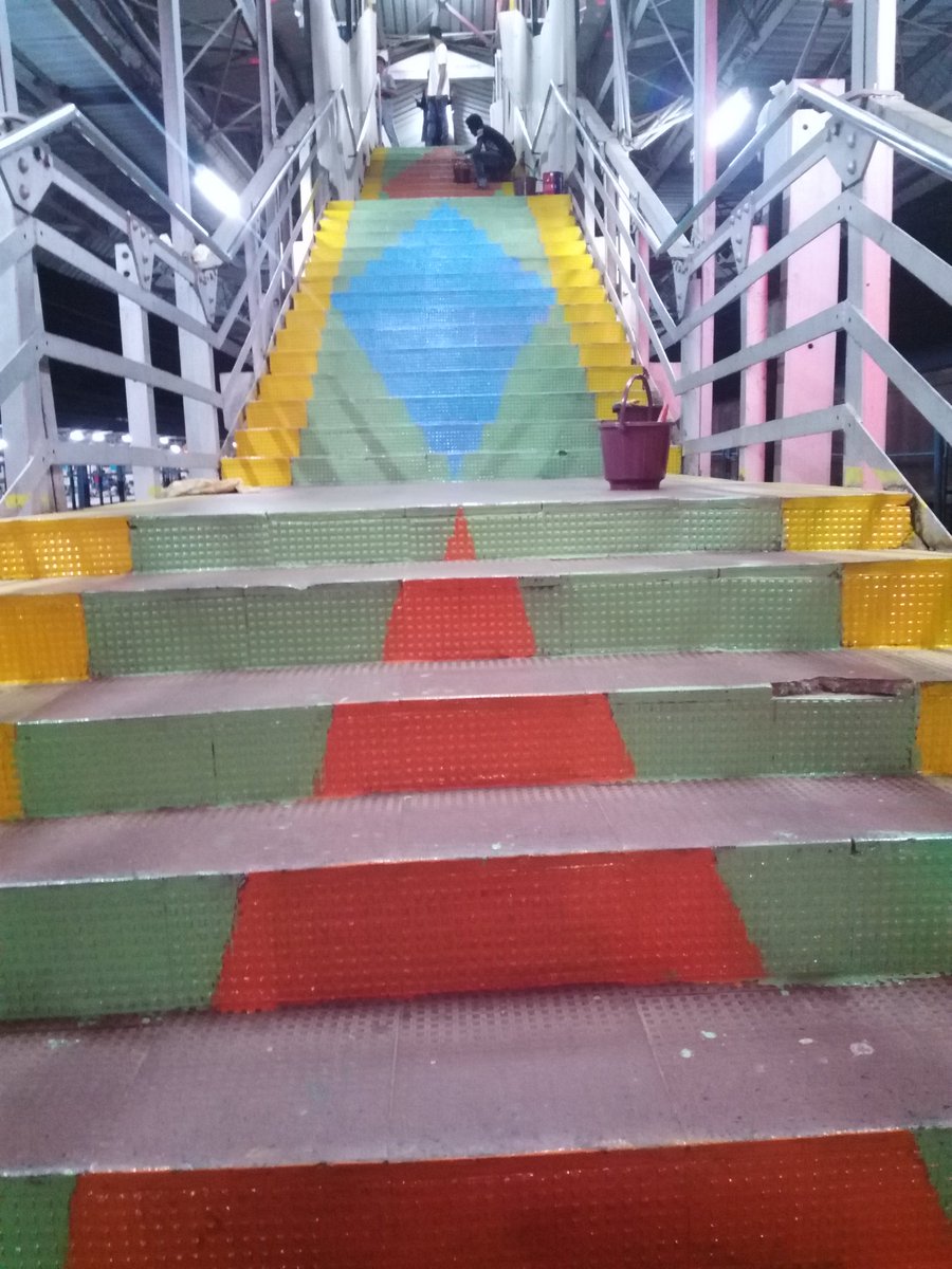 RajatKPati's tweet photo. #ELITE2050 superb job. #painted 2 staircase #TMFLetsPaint #BBSRlyStn #TechMBBSR #RISE @tech_mahindra @MahindraRise https://t.co/AX1yLUF71x