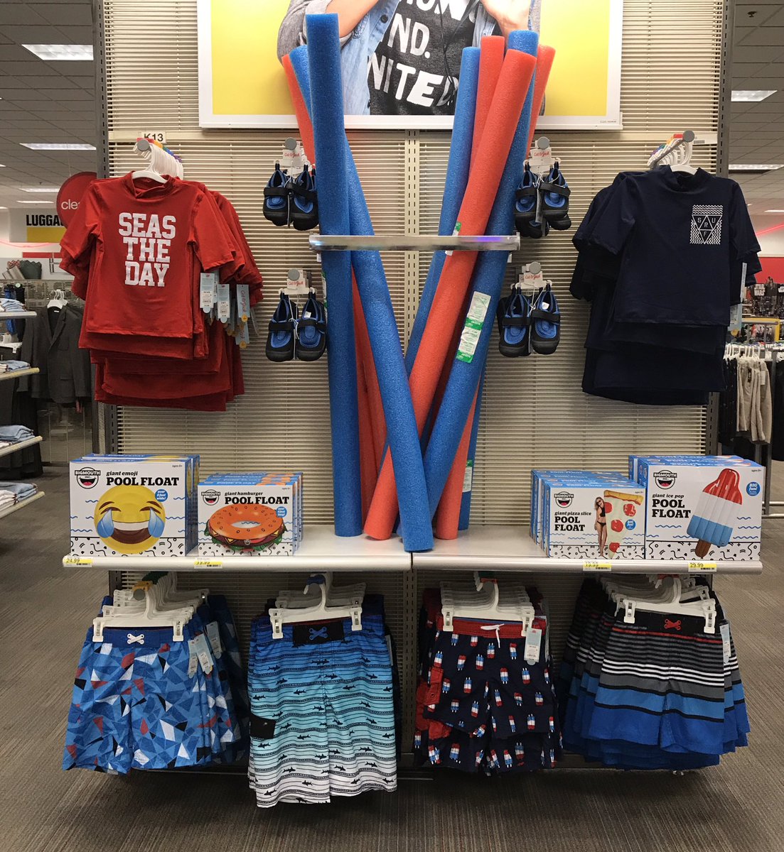 GrantAlexandia's tweet image. Boys Trend-wall is sooo ready for the #MemorialDayWeekend #T1767 
#bombpops #seastheday #poolside #redwhiteandblue 😂🍔🍕