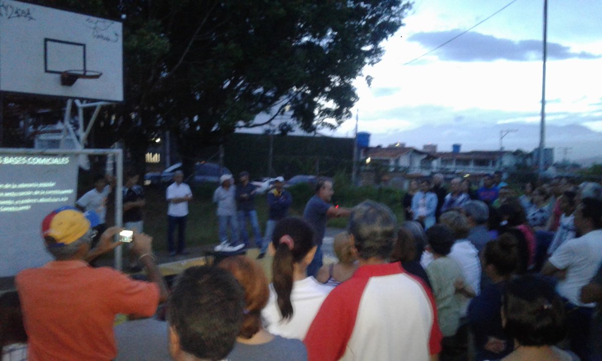 javiertarazona's tweet photo. Asamblea de Ciudadanos en #Cárdenas #AltosDeParamillo #26may explicando el Fraude de la Constituyente y Organizando la Resistencia Civil https://t.co/2zpLKee7a2