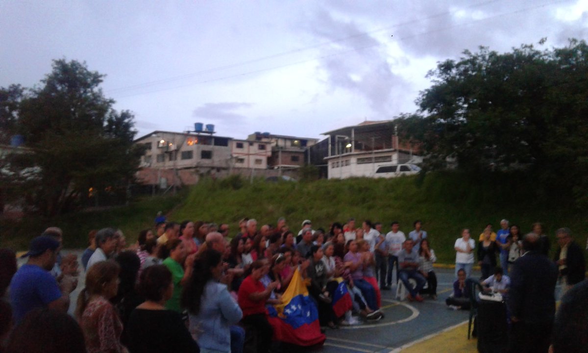 javiertarazona's tweet photo. Asamblea de Ciudadanos en #Cárdenas #AltosDeParamillo #26may explicando el Fraude de la Constituyente y Organizando la Resistencia Civil https://t.co/2zpLKee7a2