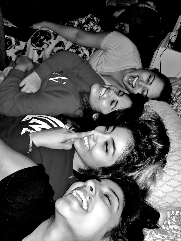 krazymcv5's tweet photo. I love my babies 😍 #Babes #bff #Rachets #nationalwineday #lovethem #theoneswhohaventleftlol #missinganna #squad https://t.co/NKqvFA1Pgo