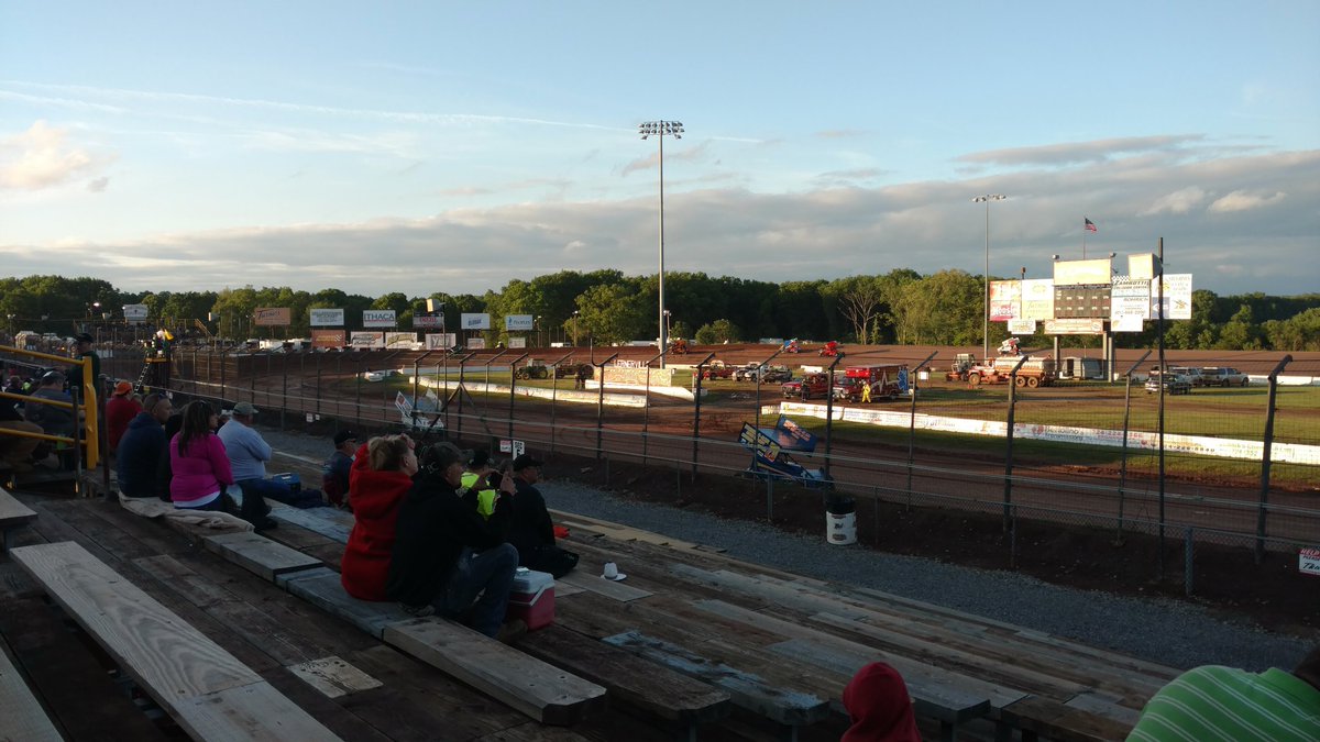 Swanzilla410's tweet photo. My Friday night home away from home @Lernerville #SectionG #SprintCarLife #BHGwest 😎🏁🏁 https://t.co/WCmIpeEXS0
