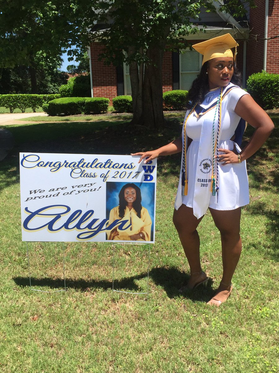 _allyyyn's tweet photo. Officially a high school graduate! π #classof2017 #SWDAlumni https://t.co/ZyK4T7TLy2