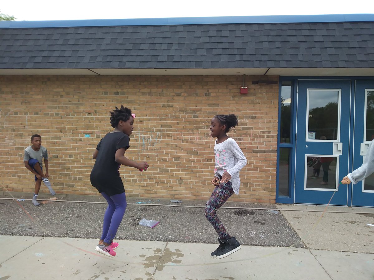 4thThurston's tweet photo. Thurston Field Day Fun. Thanks Mr. Fisher and all the parents that volunteered their time. @4thThurston, @a2Thurston. https://t.co/wkQfKnw4vl