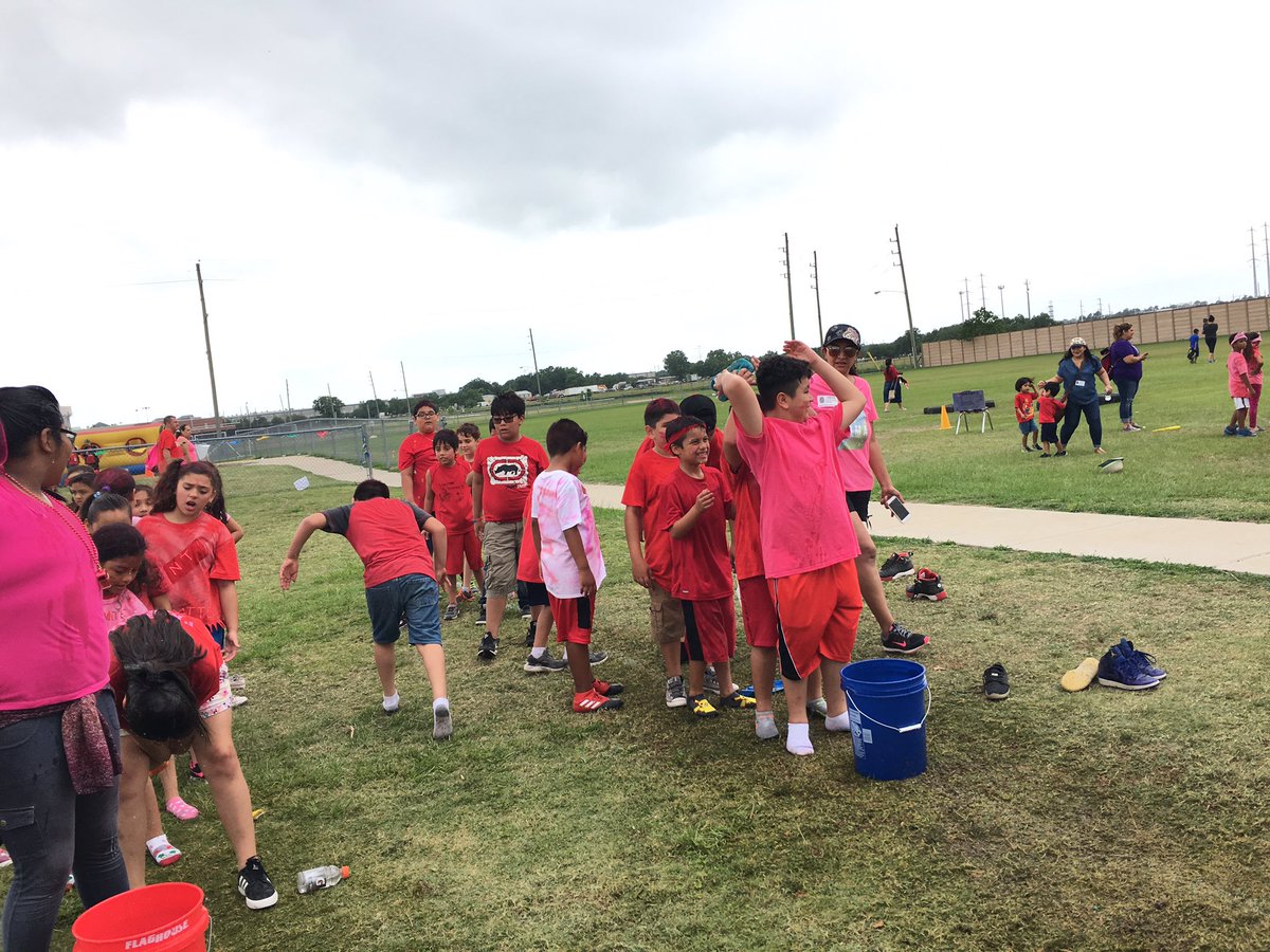 MrsJEsquivel's tweet photo. My kiddos enjoyed every minute of field day today! Thanks again @sportypirate05 for doing a #bekahstrong💪🏽🌈🎉 job! #oneMRE #FieldDay2017 https://t.co/FXujWKun7q